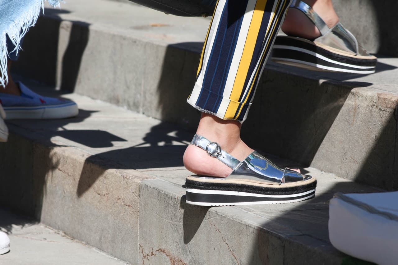 Las sandalias planas de plataformas gráficas (como esta de rayas) son otro de los mandatos del verano 2016, uno que se ha caracterizado por resaltar los 'ugly shoes' (zapatos feos) y los cómodos. Con la revolución del brillo de día puedes apostar por unas plata.