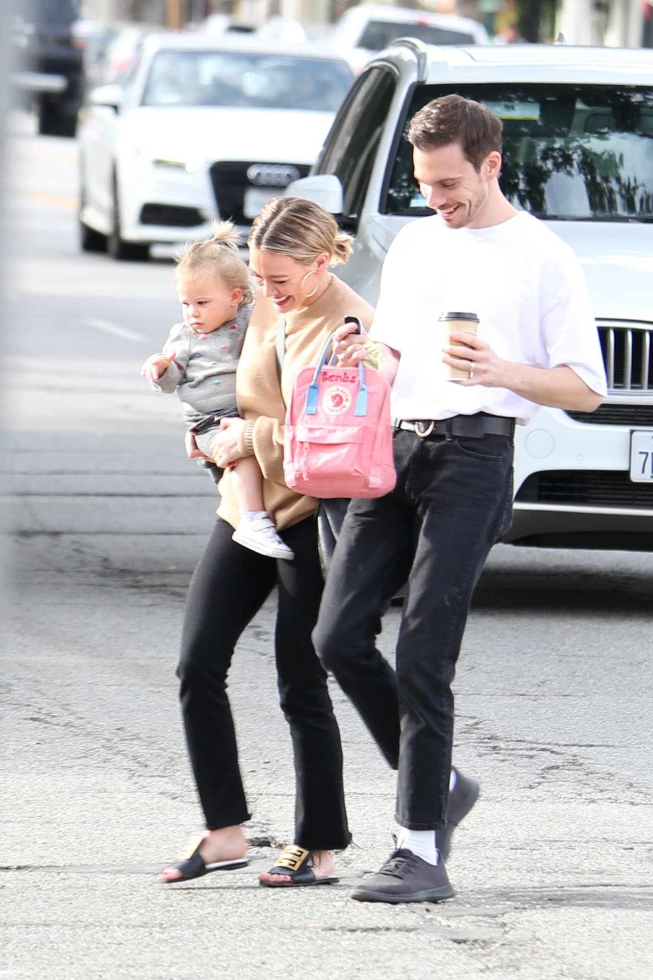 Un día después, la pareja fue fotografiada en Los Ángeles, tras un almuerzo familiar. Llevaban sus anillos y también a 
<b><a href="https://www.univision.com/famosos/las-simpaticas-caidas-de-banks-la-hija-de-hilary-duff-al-aprender-a-caminar-video" target="_blank">su hija Banks Violet Bair</a></b>, a quien tuvieron en octubre de 2018.