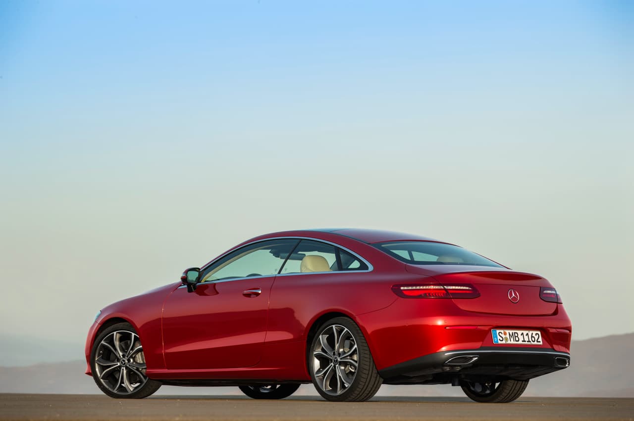La líneas sencillas pero fuertes del Mercedes-Benz Clase E Coupe 2018 responden a la filosofía de diseño de la marca alemana desarrollada por Waganer conocida como ‘pureza sensual’ caracterizado por 
<b>suaves pero contundentes línea de carácter</b> que le dan a los vehículos un aspecto atrayente que no cansa y que es fácil de entender.
<br>