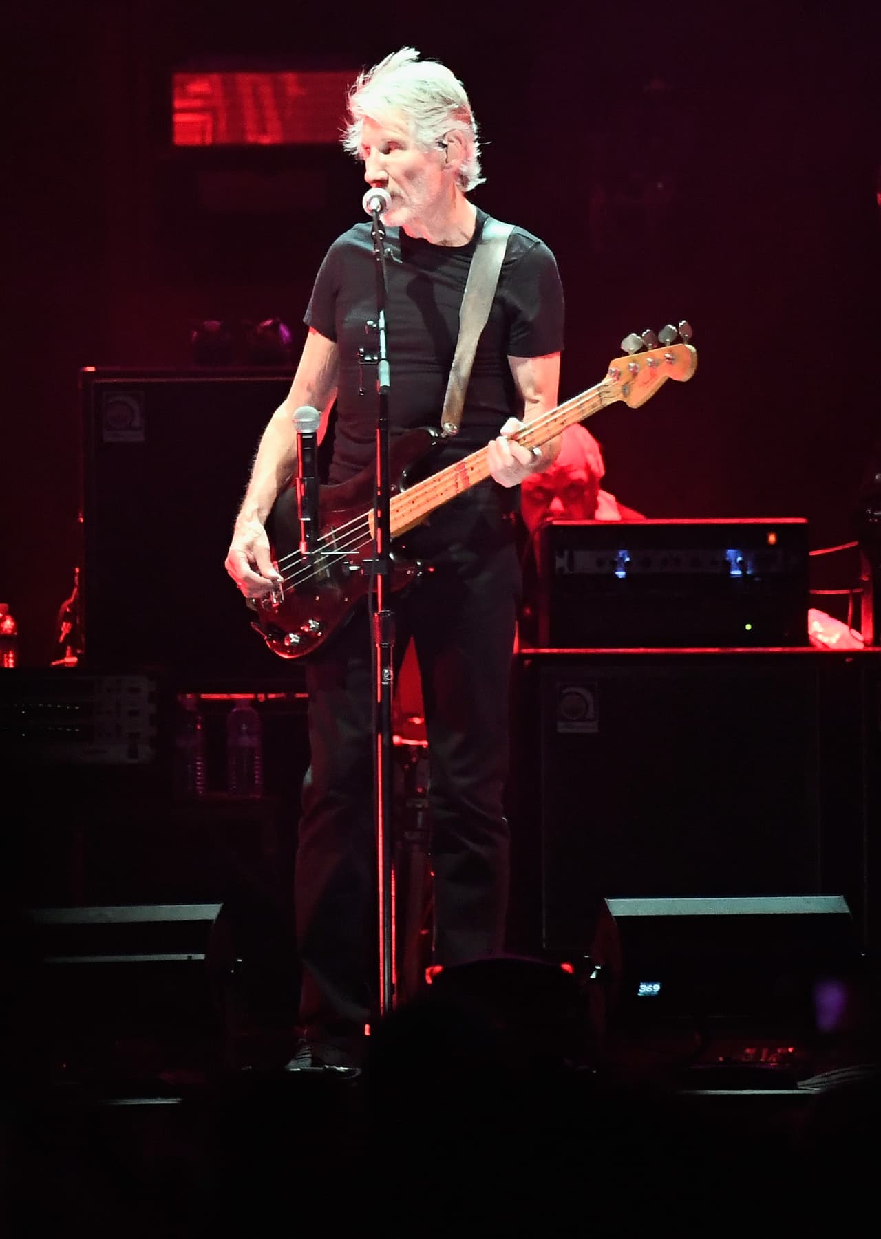 El colofón de la actuación de Waters fue "Another Brick in the Wall Part 2".