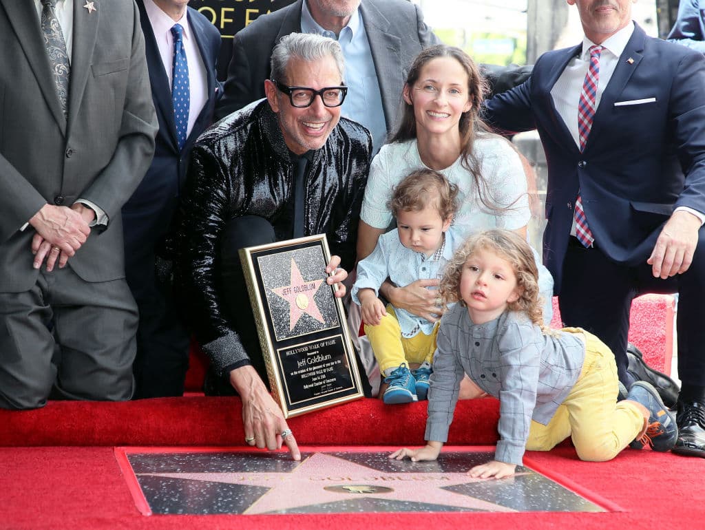 <b>Jeff Goldblum</b>
<br>El actor conocido por 'Jurassic Park' e 'Independence Day' se convirtió en padre por primera vez a los 62 años, cuando en 2015 su esposa
<b>Emilie Livingston</b> dio a luz a su hijo Charlie Ocean. Dos años más tarde, tuvieron otro hijo de nombre River Joe.