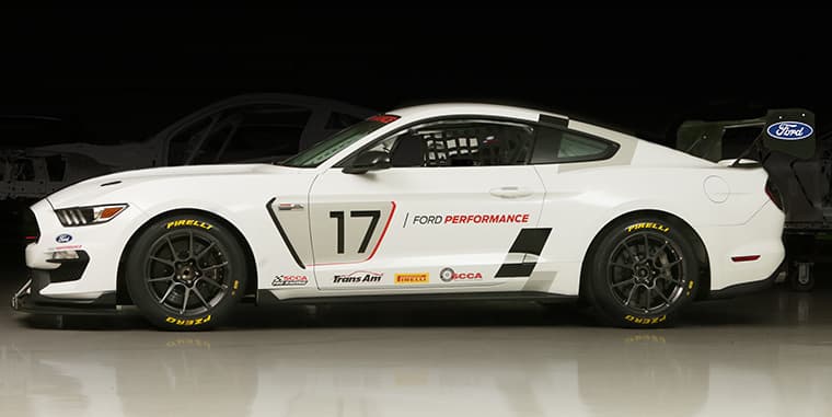 El 
<b>Shelby FP350S</b> fue preparado por Ford Performance Parts: le incluyeron un 
<b>motor V8 de 5.2 litros</b> y cuatro válvulas por cilindro, además de un chasis lógicamente de competición, con jaula antivuelco y butaca con cinturones de seguridad deportivos.