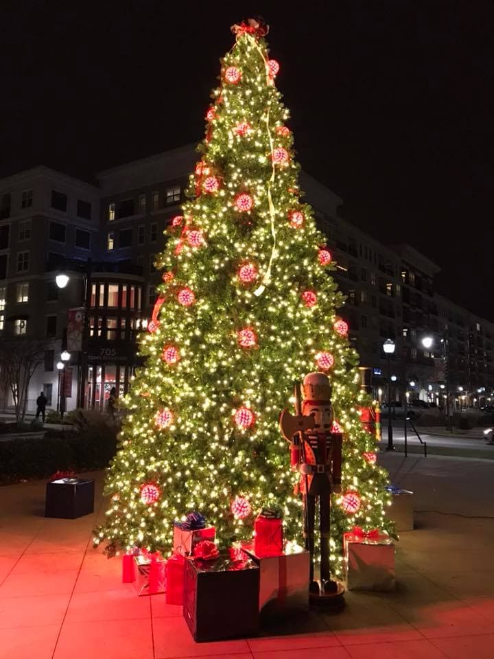 <b>Evento</b>: Holiday on the Town - Brookhaven
<br>
<b>Fecha</b>: 7 de diciembre
<br>
<b>Lugar</b>: Town Brookhaven. 4330 Peachtree Road, NE. Atlanta, GA
<br>
<b>Sitio web</b>: 
<a href="https://townbrookhaven.net/events-brookhaven/">https://townbrookhaven.net/events-brookhaven/</a> 
<br>
<br>Disfruta de una velada festiva con iluminación de árboles, iluminación de menorá, la visita de Papá Noel, renos en vivo, encuentros con personajes navideños, actuaciones artísticas y más.