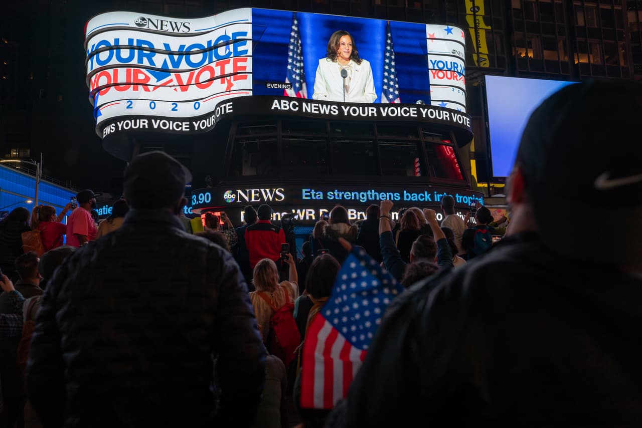 <a href="https://www.univision.com/temas/kamala-harris">Kamala Harris</a> hizo historia este sábado: se convirtió en 
<a href="https://www.univision.com/noticias/elecciones-en-eeuu-2020/kamala-harris-cada-nina-que-este-mirando-esto-vera-que-este-es-un-pais-de-posibilidades" target="_blank">la primera mujer en llegar a la vicepresidencia de Estados Unidos</a>
<b>. </b> Su discurso resaltó este logro por ella y por lo que representa para el futuro de Estados Unidos, precisó, pero también por la "audacia" de 
<a href="https://www.univision.com/temas/joe-biden">Joe Biden</a> al elegir a una mujer como compañera de fórmula a pesar de las barreras políticas que existen en el país. Las personas escuchan sus discurso en las grandes pantallas de Times Square.