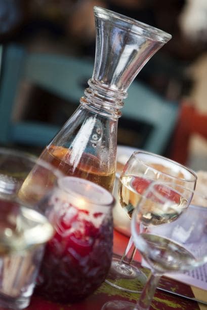 Tip: no siempre coincide con el ingrediente principal. Por ejemplo, un pollo con crema de limón podría maridar con un vino blanco fresco; pero un pollo marsala, con champiñones y salsa de vino tinto, ¿con qué te parece que queda mejor? Si en vez de innovar quieres ir a lo seguro, sigue estas reglas básicas de maridaje sugeridas por la revista Food & Wine.