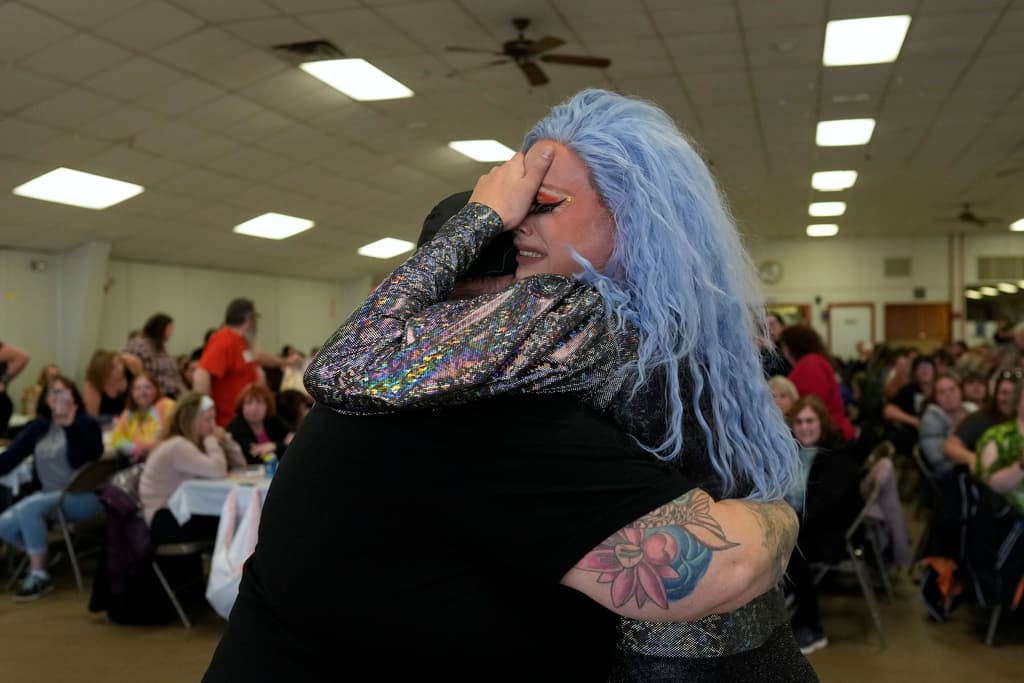 Valentine llora en los brazos del DJ Corrine tras un número musical de su historia drag en el evento de recaudación de fondos "Drag Bingo". En su adolescencia, Joshua fue el primero en convertirse en drag. Jacob comenzó unos seis meses después, con un vestido blanco de Marilyn Monroe en un concurso de aficionados en 2014. El estilo drag de Trixy es ecléctico, pero ya sea inocente o feroz, hay brillo: “Solo quiero brillar cuando la luz me golpea”.
<br>