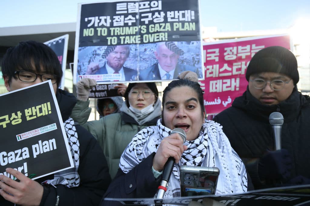 Protesta hoy en Seúl contra las declaraciones de Trump sobre Gaza.