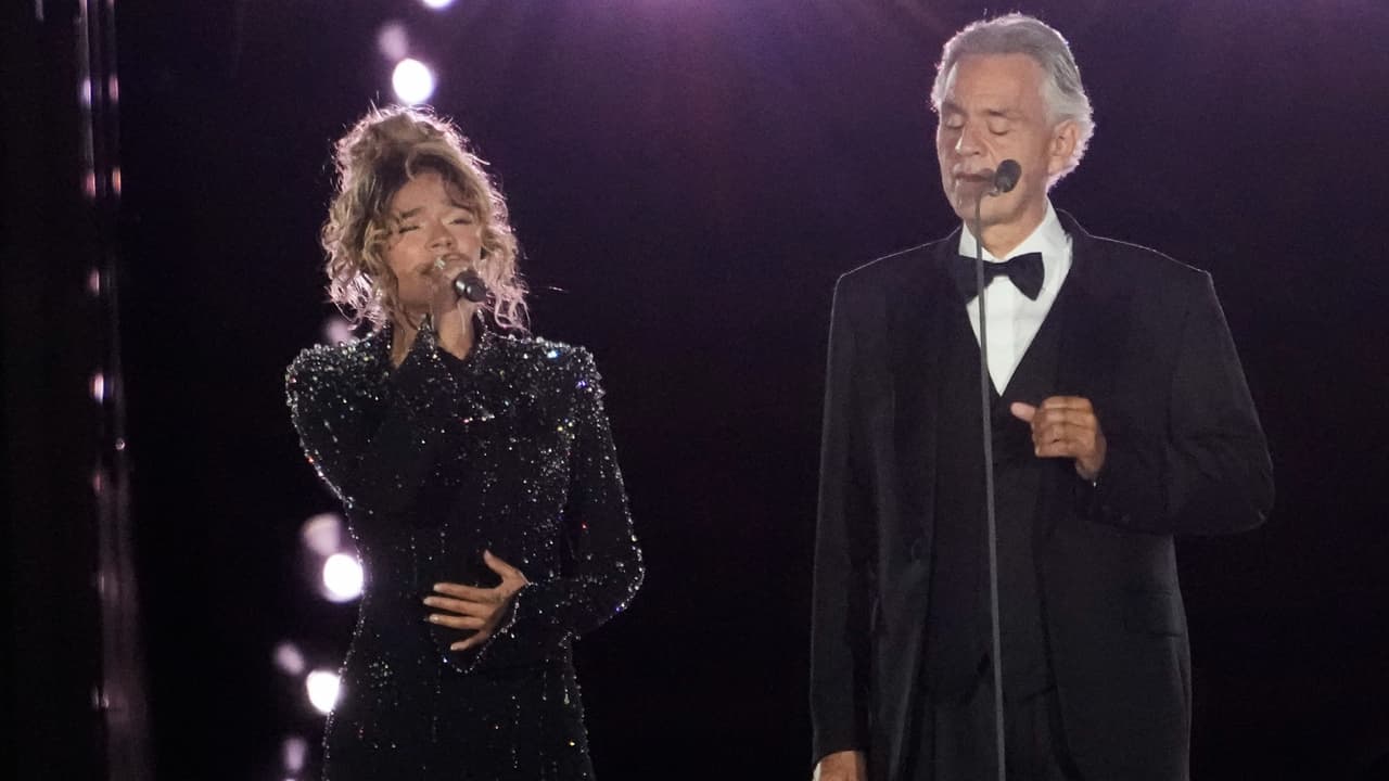 Karol G y Andrea Bocelli durante el concierto clausura del Encuentro Mundial sobre la Fraternidad Humana en el Vaticano.