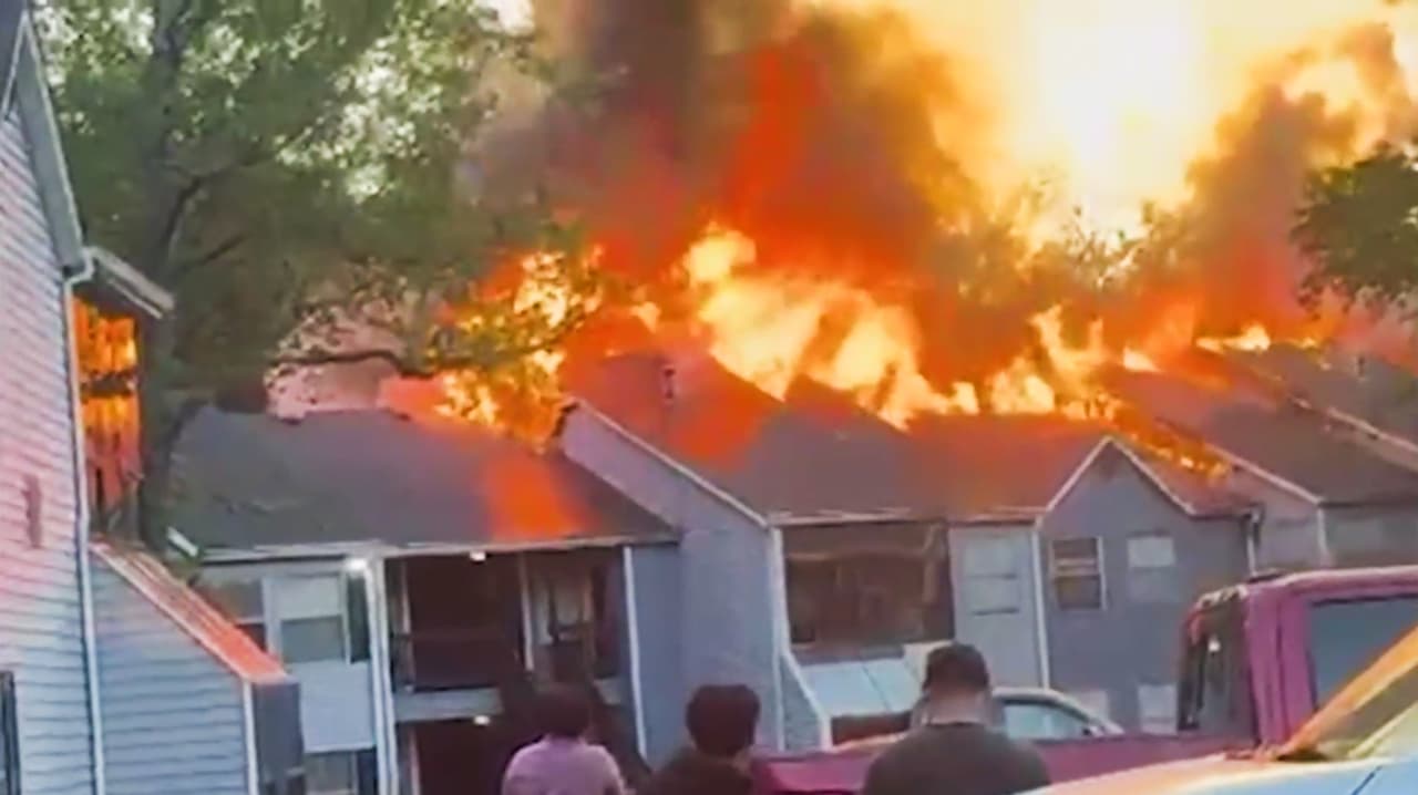 Decenas de familias desplazadas tras voraz incendio en complejo residencial de Roswell