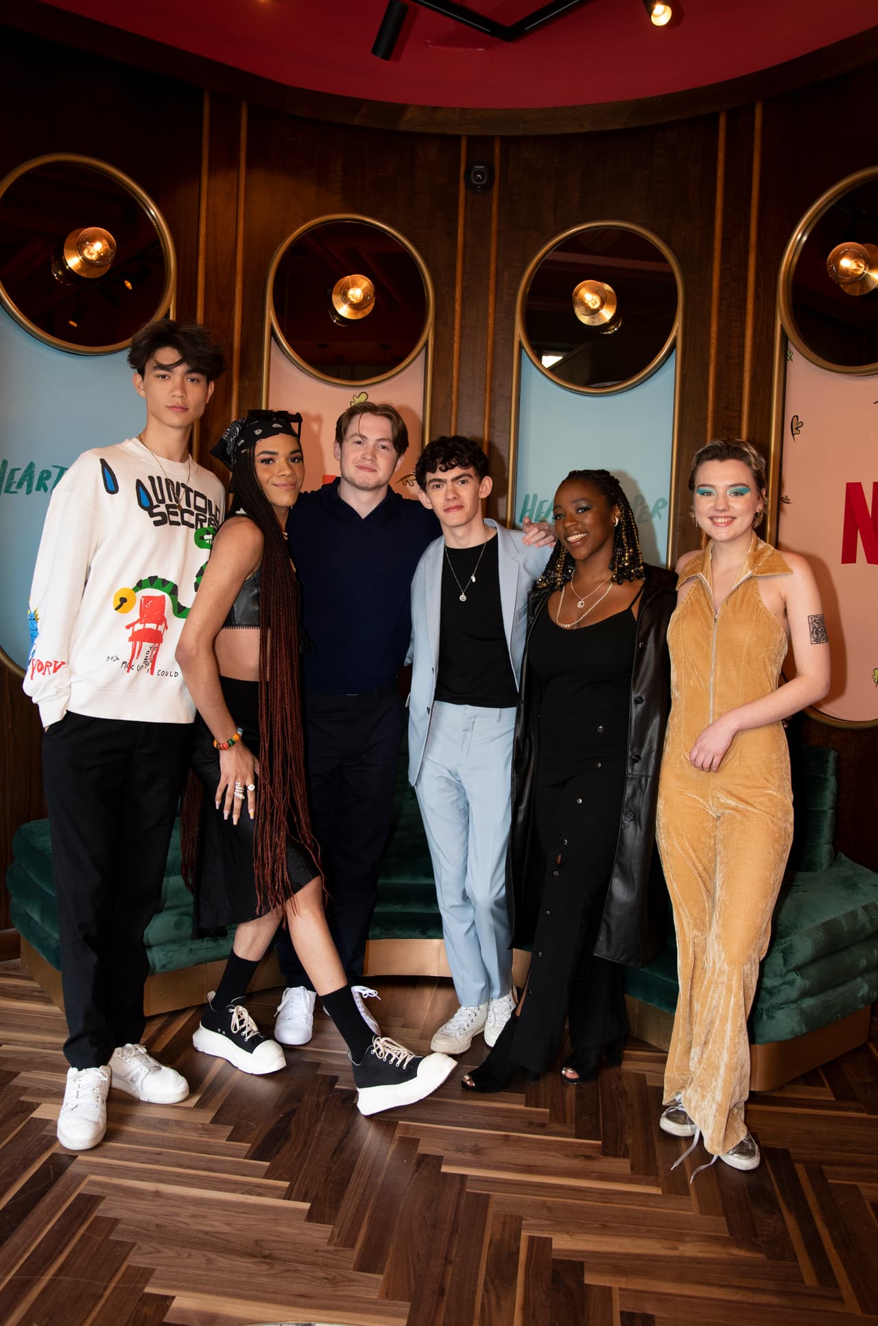 <b>'Heartstopper' (2022)</b>
<br>La serie inglesa de Netflix fue muy aplaudida por la representación que brindó a la comunidad. No solamente los 
<a href="https://www.univision.com/entretenimiento/cine-y-series/serie-netflix-heartstopper-lecciones">protagonistas mostraron una relación adolescente sana y con final feliz</a>, igual el resto de sus personajes tuvieron importantes tramas con las que enamoraron al público.