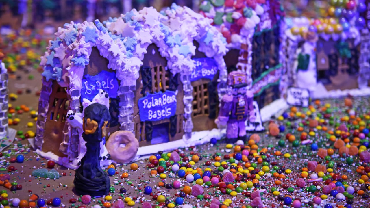 Se calcula que en el pueblo de casitas de jengibre se usaron más de 2000 libras de glaseado, 400 libras de dulces y 500 libras de masa de pan de jengibre.