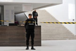 Policias tunecinos vigilan la entrada al Museo Nacional Bardo.