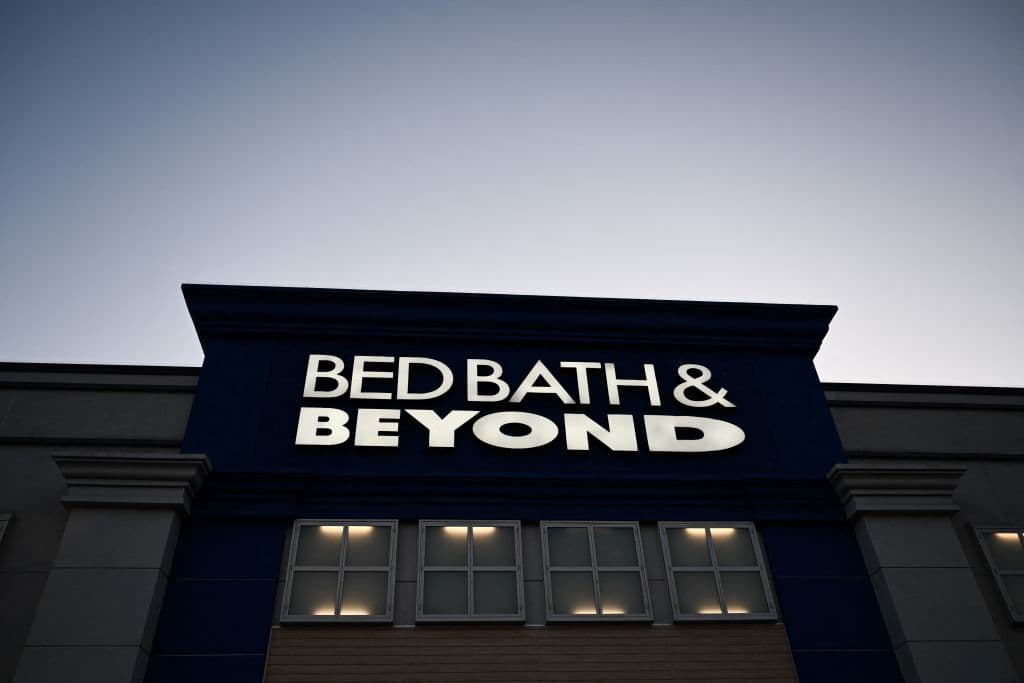 Un cartel afuera de una tienda minorista Bed Bath & Beyond permanentemente cerrada en Hawthorne, California, el 1 de mayo de 2023.