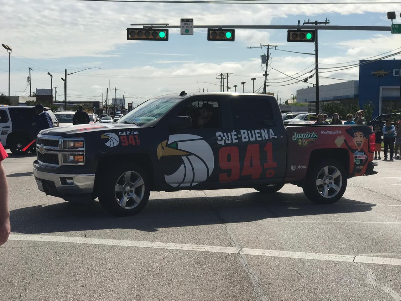 Aquí uno de los vehículos oficiales de una de las emisoras de radio de la cadena Univisión.