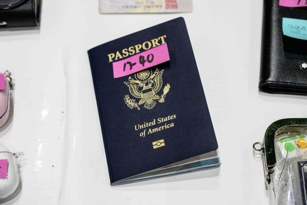 Al menos 
<a href="https://www.univision.com/noticias/mundo/estampida-seul-muertos-testimonios" target="_blank">26 de las víctimas eran ciudadanos extranjeros</a>, de más de una docena de países diferentes, incluidos Irán, Estados Unidos y Francia. 
<b>Una copia de un pasaporte estadounidense</b> fue hallado en la calle y llevado al lugar.