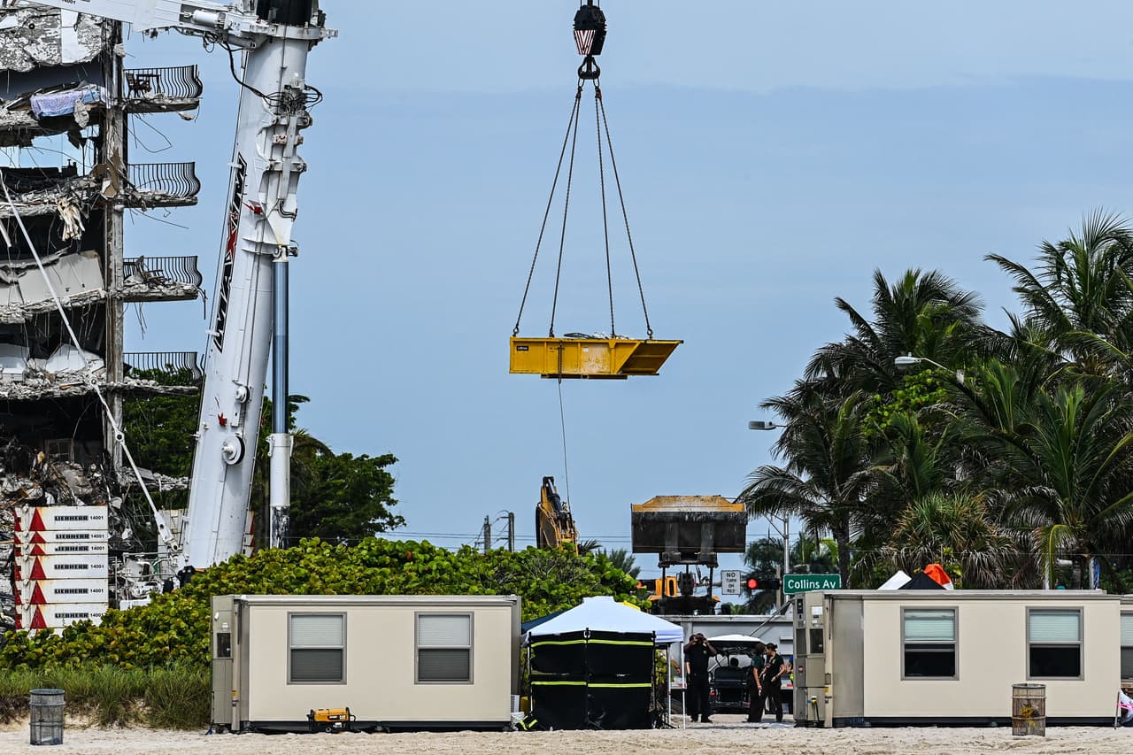 “
<a href="https://www.univision.com/local/miami-wltv/ha-sido-extremadamente-dificil-los-desafios-que-enfrentan-los-bomberos-de-miami-dade-en-surfside-video"><b>Ha sido extremadamente difícil</b></a> y es más difícil de lo que pensamos al principio”, aseguró tambié el jefe del departamento.
<br>