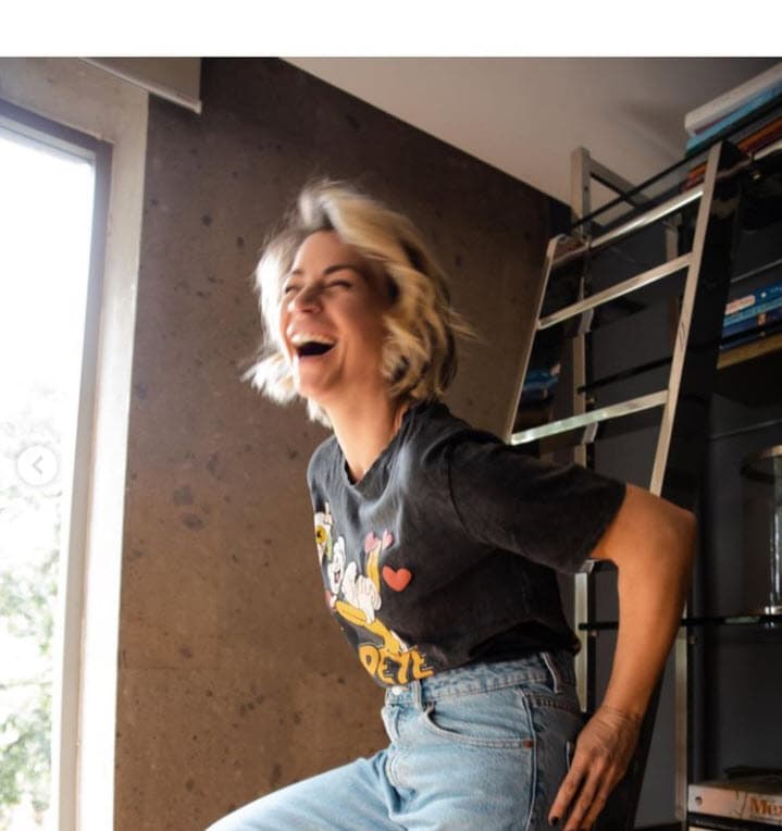 "Sin duda es un cumpleaños diferente. Ha sido un año difícil, para todos. Pero de lo malo siempre sale algo bueno. Y como leí por ahí... los amigos se cuentan dos veces: en las buenas para saber cuántos son y en las malas para saber cuántos quedan".
<br>