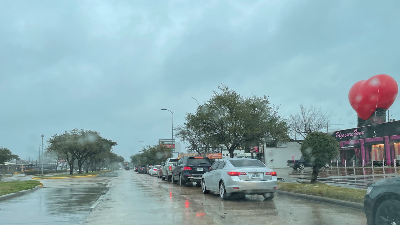 Desde la hora en que abrieron los restaurantes de comida rápida en Houston, se ha visto una gran cantidad de personas en busca de alimentos.