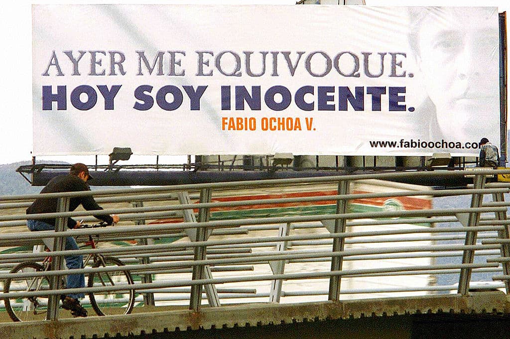 Una valla publicitaria, financiada por familiares del presunto narcotraficante Fabio Ochoa, promociona su inocencia del 27 de agosto de 2001 en Bogotá.