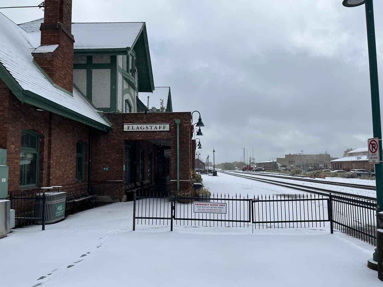 <b>Flagstaff Visitor Center</b>
<br>Del 9 de diciembre al 7 de enero de 2024 también puedes disfrutar de la pista de hielo completamente gratuita que se instala un costado del Flagstaff Visitor Center, ubicado en la histórica estación de trenes de la ciudad, que además se llena de luces de colores para las festividades.