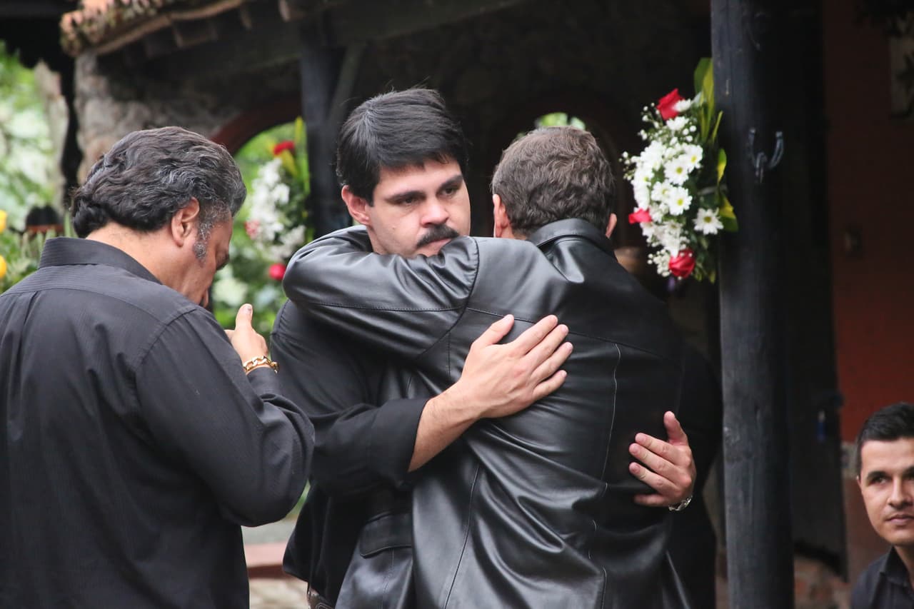 Dámaso, the man who helped him escape the Puente Grande Penitentiary, and Ismael, his main associate, were the first ones to extend their courtesies.