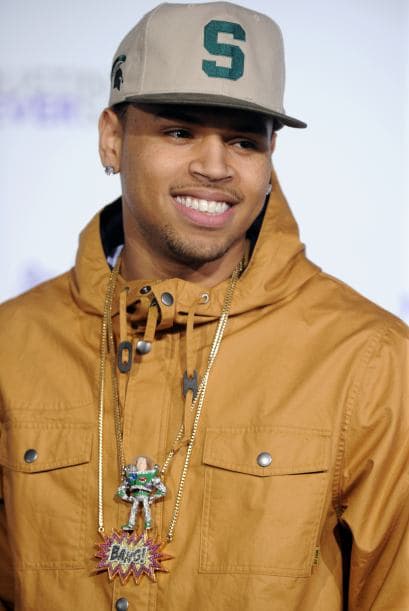 ¿Qué quién es Chris Brown?, este dulce chico, bailarín espectacular, que apabulló a todo el que se encontraba en Premio Lo Nuestro cuando llegó, porque nadie se imaginó que era tan alto y tan delgado. Lo que más sorprendió fue que llegó con un 'entourage' como de 15 personas. Tooodos eran indispensables, no piensen mal.