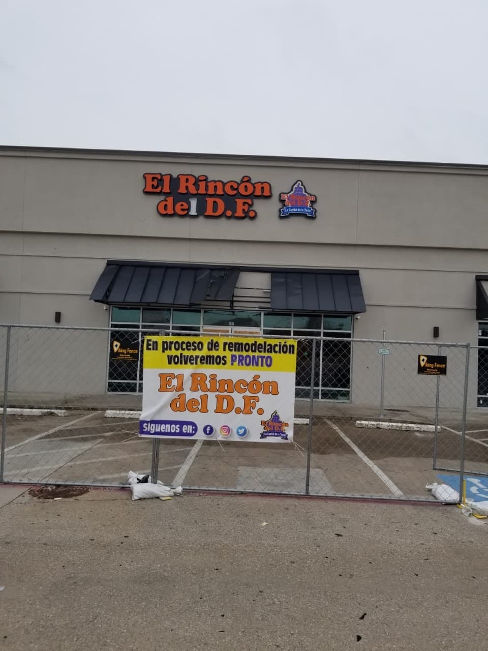 <a href="https://www.univision.com/local/dallas-kuvn/luego-de-un-ano-asi-luce-una-de-las-areas-de-dallas-mas-afectadas-por-el-paso-de-tornados-video">Varias zonas de la ciudad quedaron destruidas</a>, Walnut Hill fue una de ellas, el hogar por más de un año de “El Rincón del DF” el negocio familiar del señor Martín Ramírez.