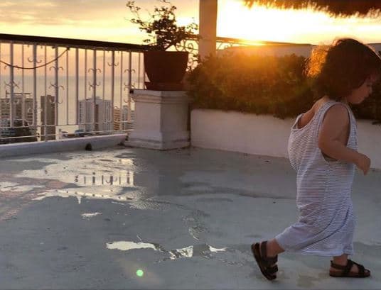 Por su parte, la actriz Zuria Vega eligió compartir una imagen de su hija Lúa donde al pie de la misma se lee: "Mía, y la playera también [...] Ya te nos vas 2018".