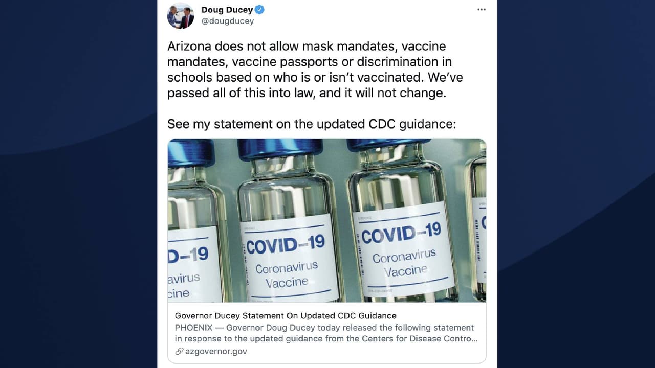 En respuesta a la guía actualizada de los CDC,
<a href="https://www.univision.com/temas/doug-ducey">el gobernador de Arizona, Doug Ducey</a>, emitió la siguiente declaración:
<i>Los funcionarios de salud pública en Arizona y en todo el país han dejado en claro que la mejor protección contra COVID-19 es la vacuna. El anuncio de hoy de los CDC solo disminuirá la confianza en la vacuna y creará más desafíos para los funcionarios de salud pública一personas que han trabajado incansablemente para aumentar las tasas de vacunación</i>. Para leer el comunicado entero del gobernador de Arizona,
<a href="https://azgovernor.gov/governor/news/2021/07/governor-ducey-statement-updated-cdc-guidance" target="_blank">haz clic aquí. </a>
<br>
