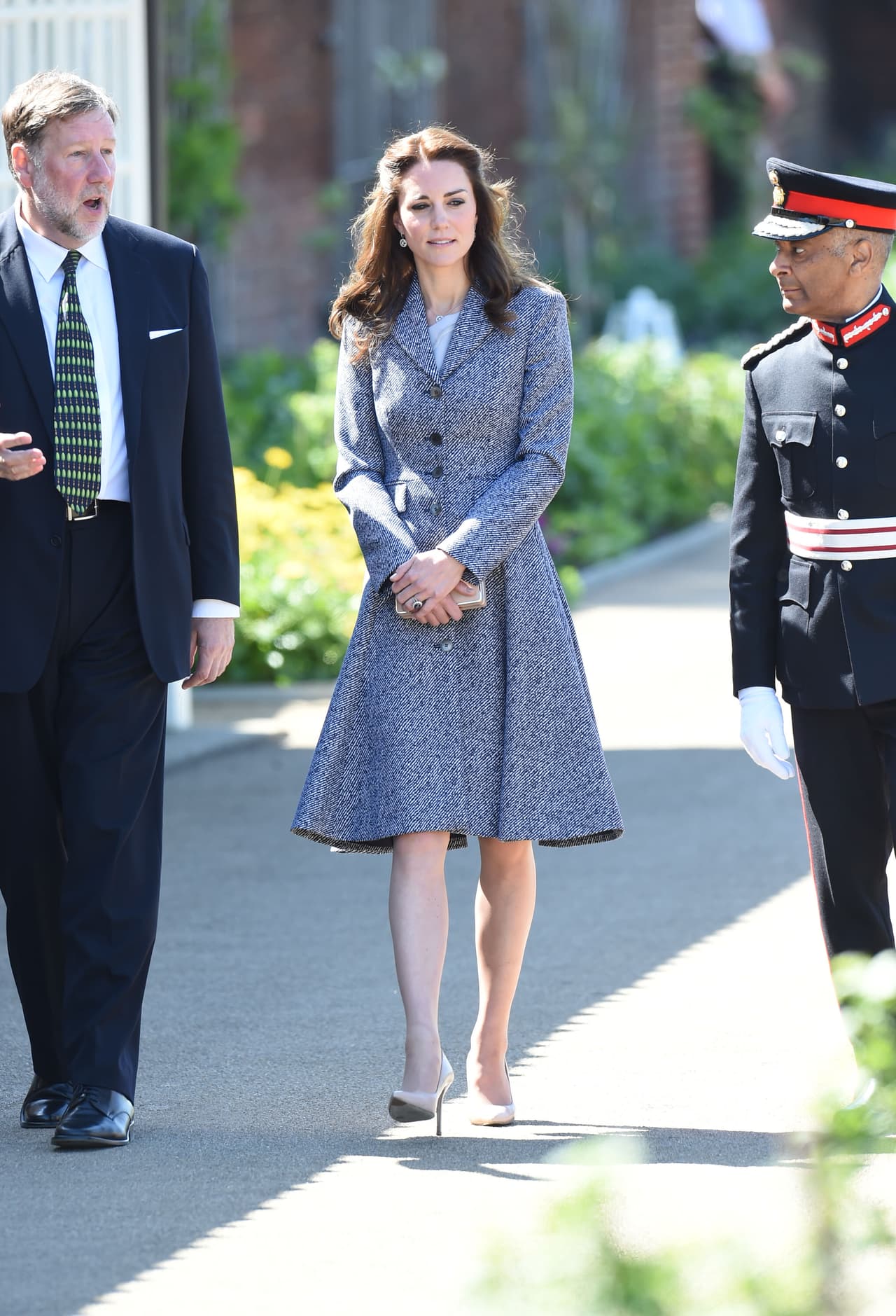 El gusto por los pumps por parte de Kate Middleton pone en evidencia que estos zapatos son sin duda un epítome de la elegancia y su apuesta sistemática por el nude le sentencia al mundo que ella prefiere mantener una cierta timidez y recato antes de elegir zapatos muy contrastantes y llamativos. Al final, los zapatos siempre delatan el carácter.