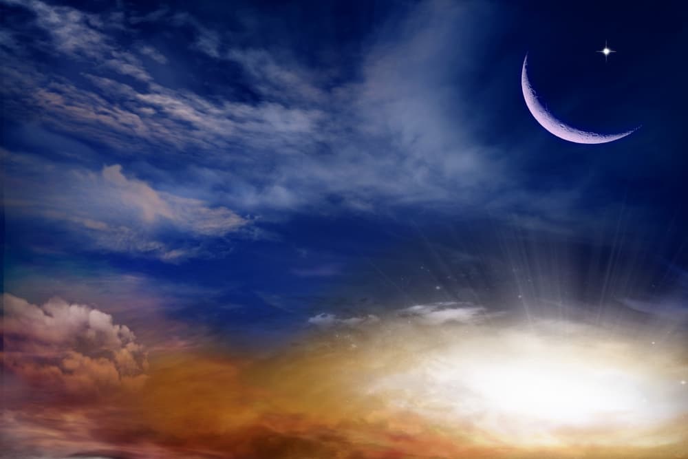 Se llama novilunio o luna nueva a la conjunción del Sol con la Luna, por eso vemos a la Luna oscura ya que no está frente al Sol como sucede durante la luna llena o plenilunio.