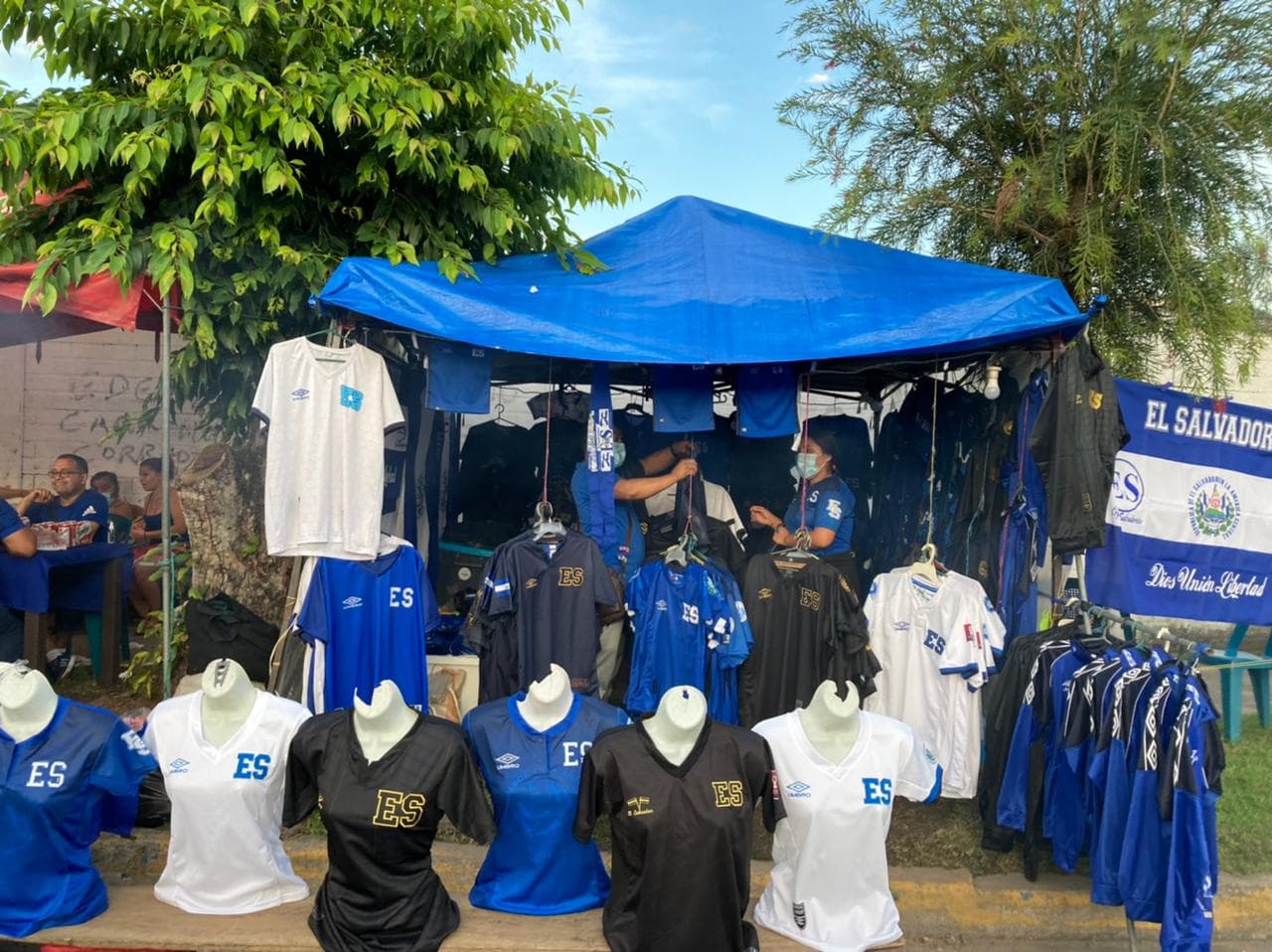 Tanto mexicanos como salvadoreños se muestran listos para disfrutar de la batalla entre la El Salvador y México.