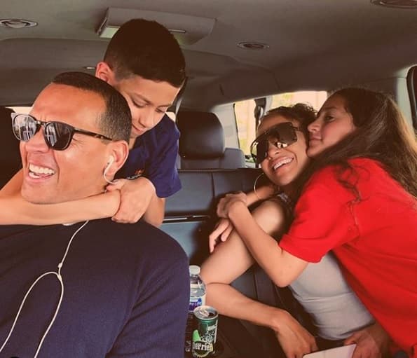 La pareja comprometida desde marzo de 2019, ha mostrado su 
<b><a href="https://www.univision.com/famosos/jennifer-lopez-marc-anthony-y-a-rod-se-unen-de-nuevo-para-aplaudir-a-sus-hijas-fotos" target="_blank">unión familiar </a></b>en diversas ocasiones a traves de la redes sociales.