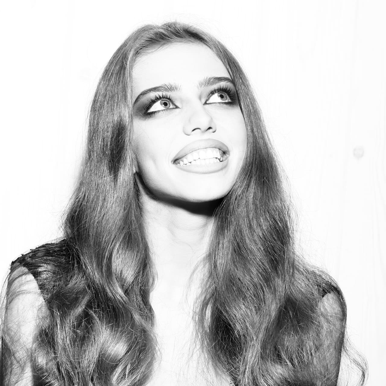 PISCIS. Quemarás la lista de las actitudes negativas con la llama de una vela aromática color azul marino. Cualidades negativas de tu signo que quizás tengas y debas superar: La vaguedad en el pensamiento, vivir con la cabeza en las nubes lejos de la realidad, falta de determinación y auto estima