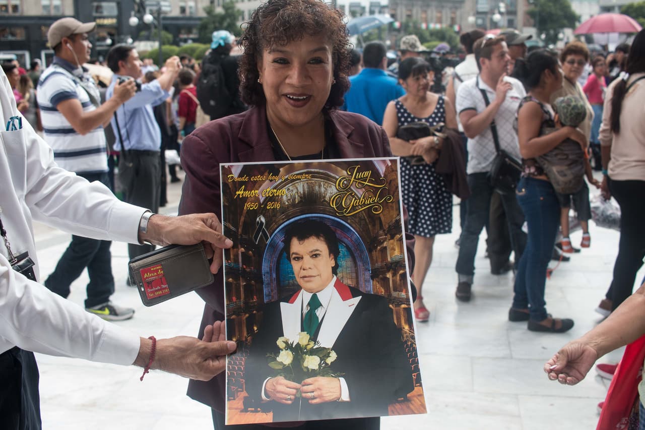 Parejas y familias se reúnen.