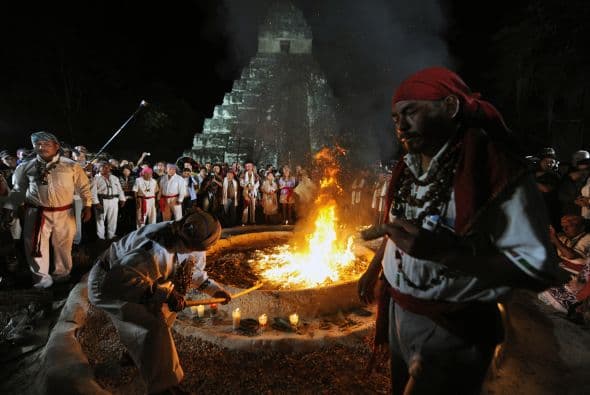 En las majestuosas ruinas de Tikal, enclavadas en un espeso bosque de Guatemala, se celebran este viernes las ceremonias del cambio de era en el calendario maya, en medio de desmentidos presagios de que llegaría el fin del mundo.