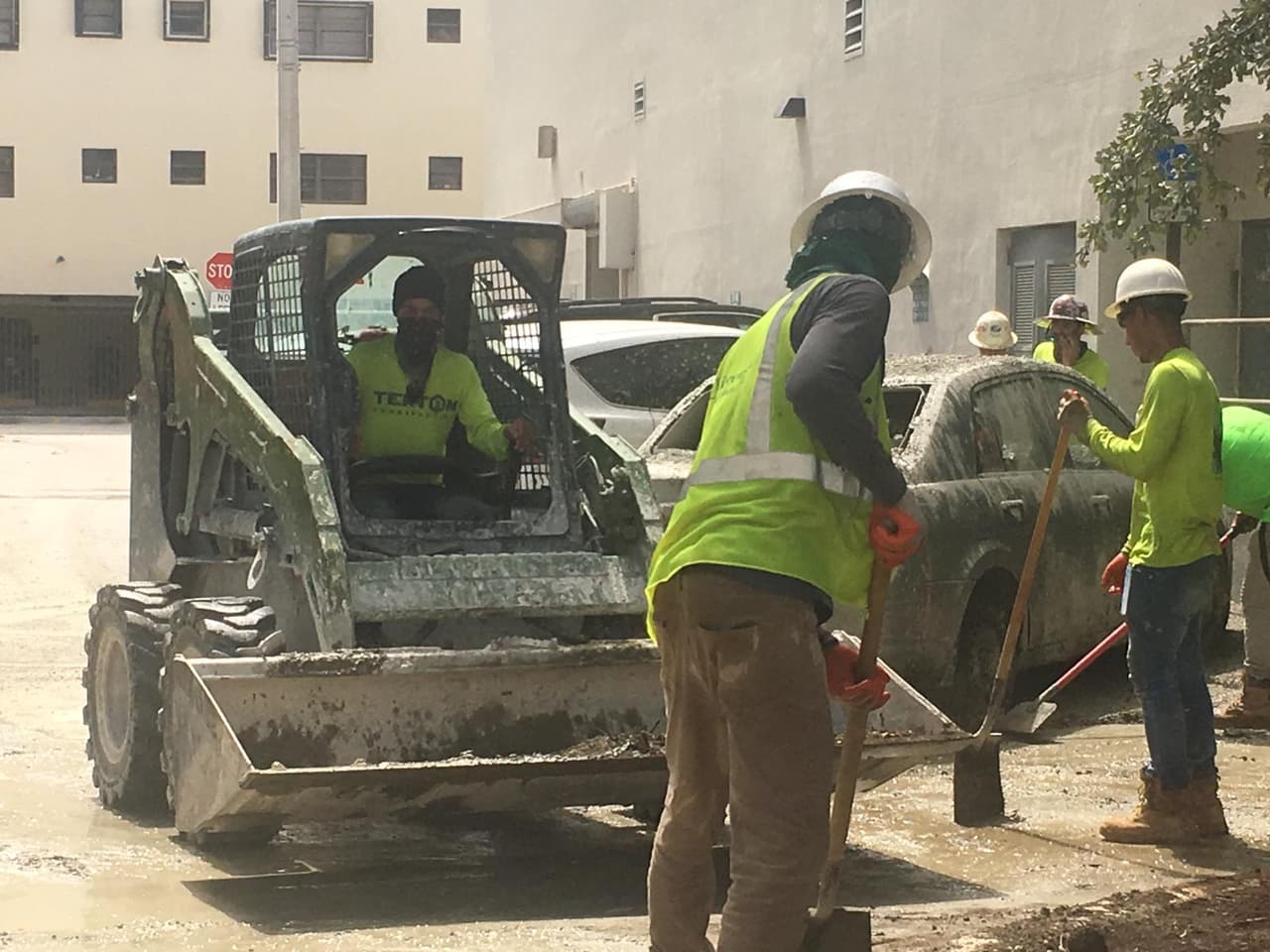 Los empleados de la construcción trabajaban arduamente al final de la tarde del martes para limpiar y poder continuar con su trabajo.
<br>