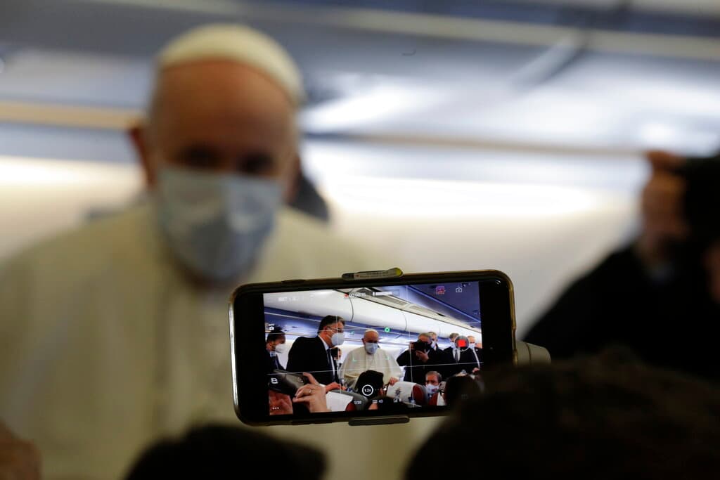 "Estoy contento de retomar los viajes" después de 15 meses sin realizar desplazamientos, dijo Francisco en el avión de Alitalia. "Y este viaje emblemático es también un deber hacia esta tierra mártir desde hace tantos años", dijo el Papa a periodistas antes de aterrizar.