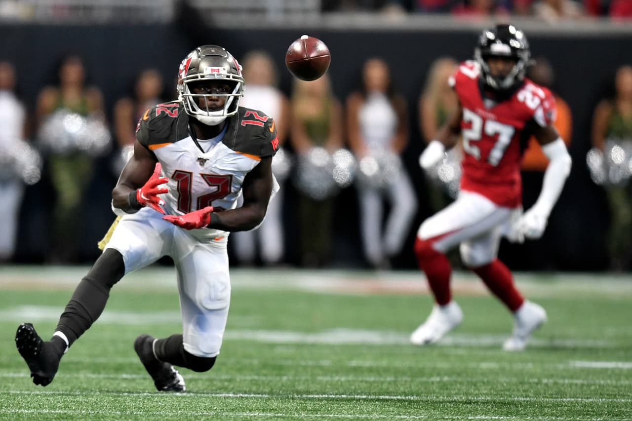 <b>Chris Godwin | WR | Tampa Bay Buccaneers</b>
<br>
<b>- Edad: 24 años</b>
<br>- Mucho antes de que Tom Brady se aventurara hacia el sur, Godwin cambió de forma a un torbellino para que las secundarias reflexionaran.
<br>- El entrenador de los Bucs, Bruce Arians, hizo un gran año para Godwin la temporada baja, diciendo: "Creo que [él] va a estar cerca de un chico de 100 atrapadas". 
<br>- En la Temporada 100 se quedó cerca con 86 recepciones para 1,333 yardas (tercero entre todos los anotadores la temporada pasada) y nueve touchdowns. 
<br>- Todo esto vino con el veterano receptor Mike Evans.
<br>- Se espera una ofensiva explosiva junto a Brady y Rob Gronkowski agregado a la alineación.