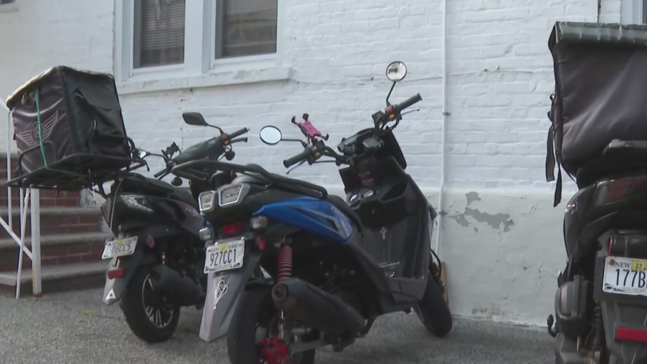 Un padre y su hijo son apuñalados varias veces tras un intento de robo en Queens