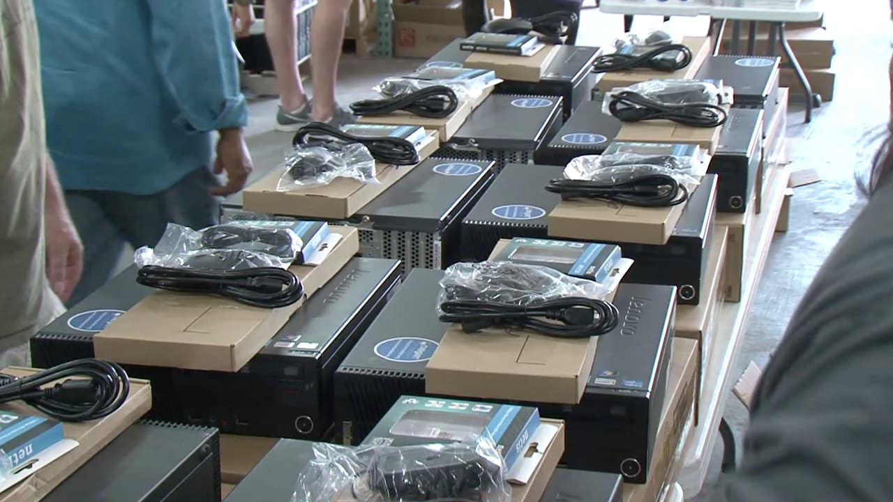 Cada familia recibió un sistema informático completo que incluye un monitor y todos los accesorios necesarios.