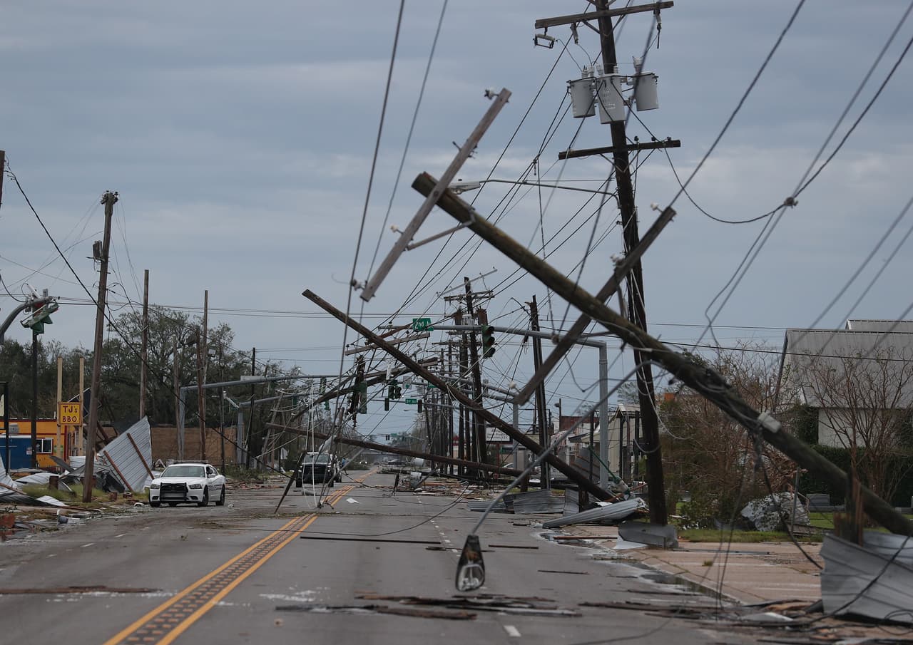 Líneas eléctricas afectadas en la ciudad de Lake Charles. Cientos de miles de usuarios se encuentran sin electricidad en Louisiana y Texas.
