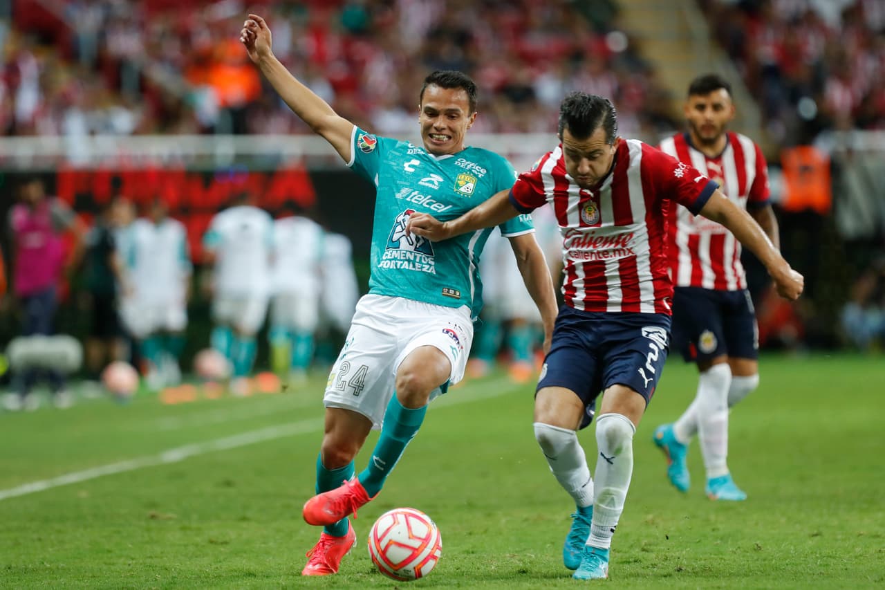 Chivas sigue sin ganar en el Apertura 2022 y ahora fue víctima de un arbitraje muy polémico y con el VAR que de poco ayudó a un partido que terminó con 10 hombres y ante un León que tampoco supo competir en los últimos minutos.