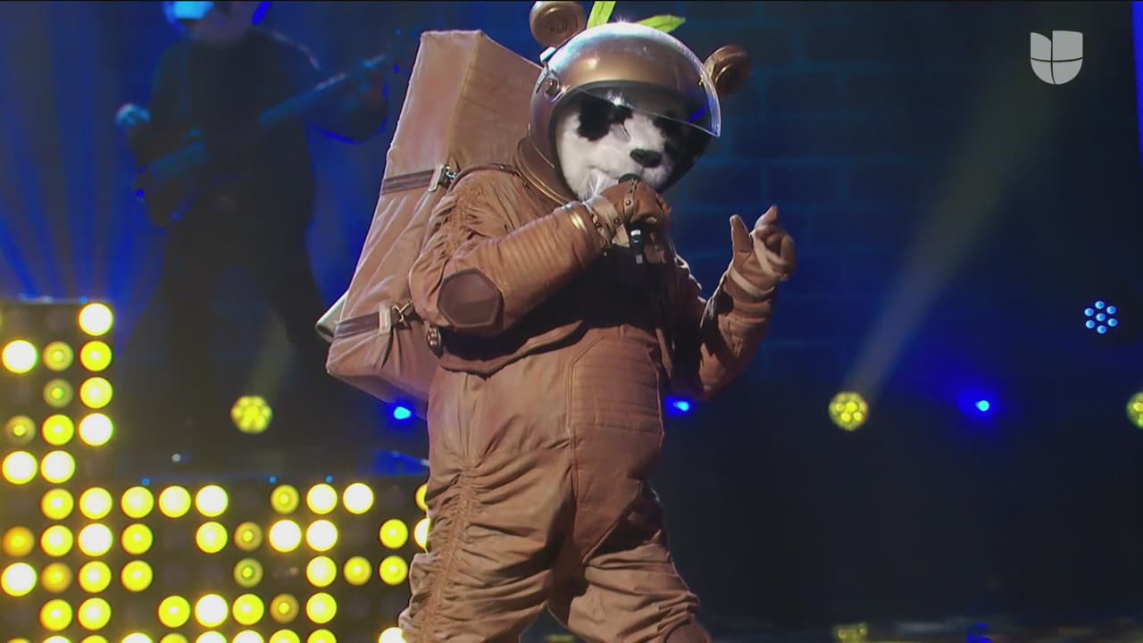 En el programa de estreno de ¿Quién Es La Máscara? descubrimos a las celebridades que estaban en el personaje de Ciervo (Jhonny Lozada) y Gallo (Moisés Muñoz). Y en este segundo show salieron a la luz la cara de otros dos excéntricos personajes, el primero fue Panda.