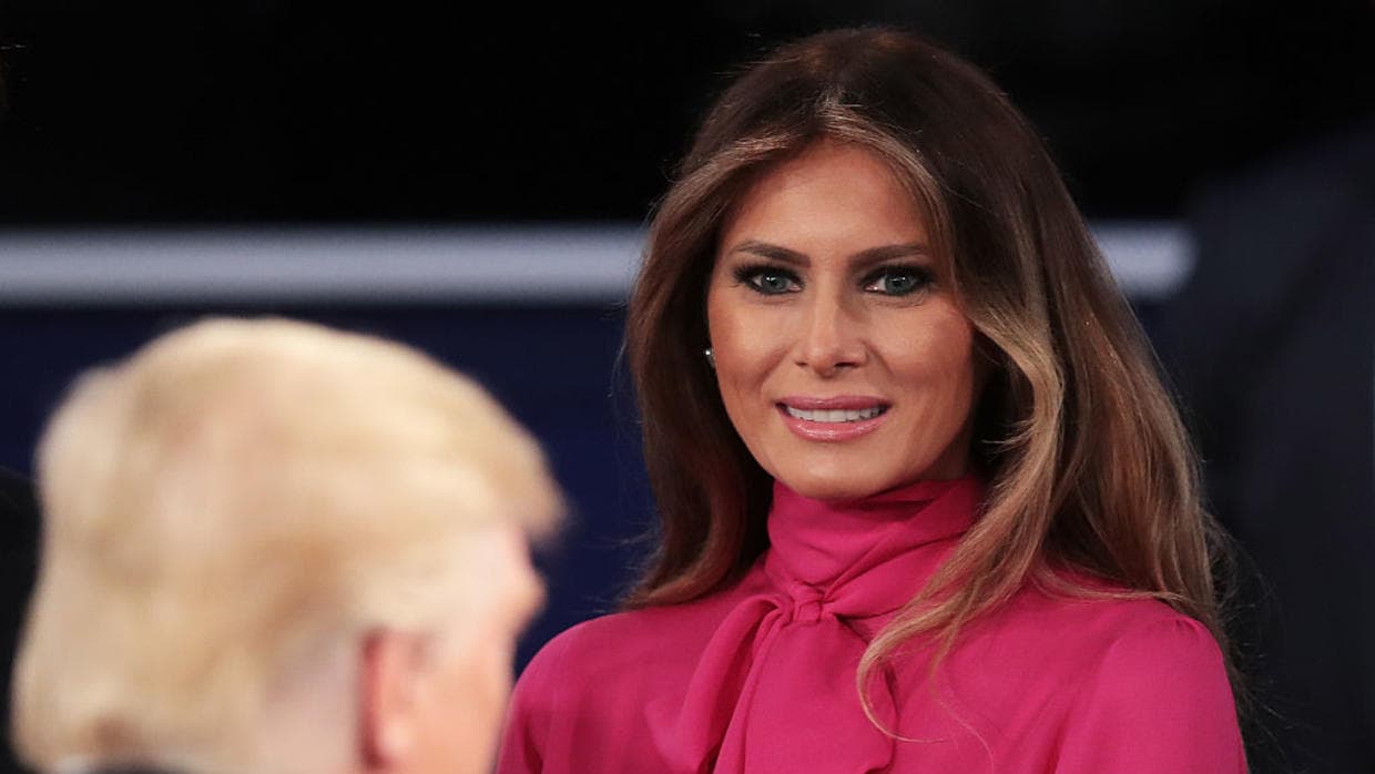 Melania Trump vistió una blusa feminista que (desafortunadamente) se llama 'pussy-bow'