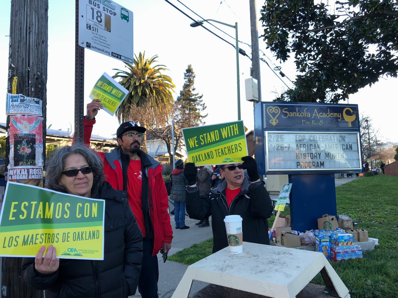 Las negociaciones entre OUSD y los profesores se alargaron durante un año y medio en el que ninguna de las partes pudo llegar a un acuerdo. El pasado 4 de febrero en lo que llamaron “una votación histórica”, el 95% de los maestros dieron la luz verde para comenzar un paro laboral y dijeron que “estaban listos para luchar por las escuelas que nuestros estudiantes merecen”. Casi dos semanas después, el sábado 16 de febrero, la fecha en la que dejarán las aulas fue fijada.