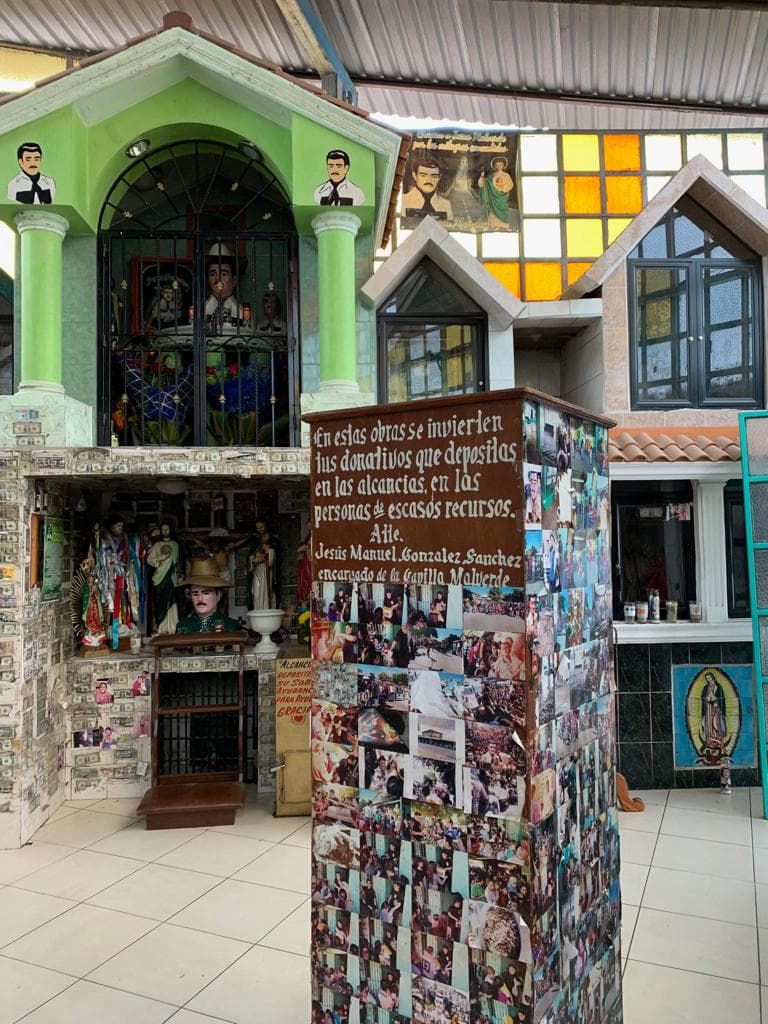 Por otra parte, dentro y fuera del cementerio en Sinaloa se levantan capillas para figuras que algunos locales, relacionan con simbolismos religiosos.