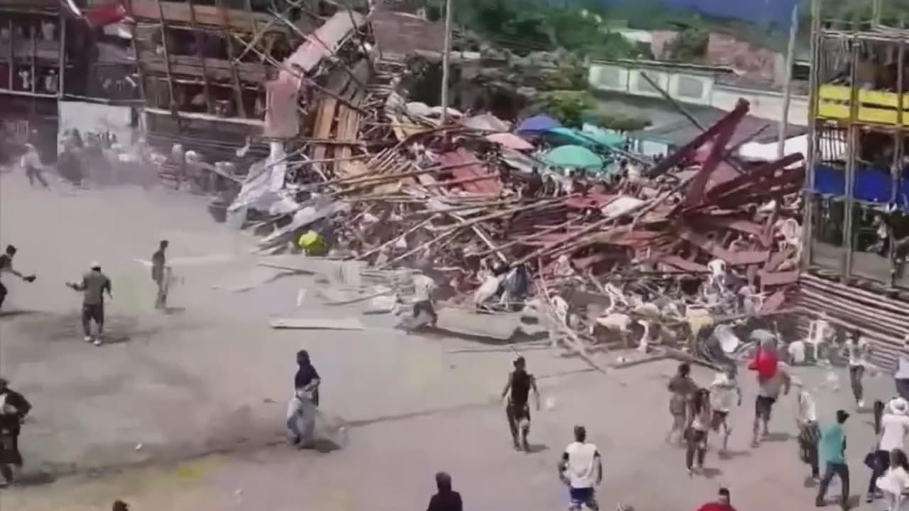 <b>Unos quedaron bajo las gradas y otros fueron embestidos por el toro: derrumbe de plaza de toros en Colombia</b>
<br>
<br>Una de las graderías de madera colapsó dejando más de 350 personas heridas. La mayoría quedó atrapada bajo las tablas de maderera mientras el toro de la corrida golpeaba a quienes quedaron en el piso.