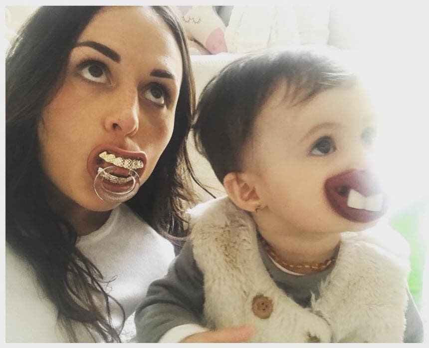 Pero también tiene divertidos momentos, como esta fotografía al lado de su famosa madre.