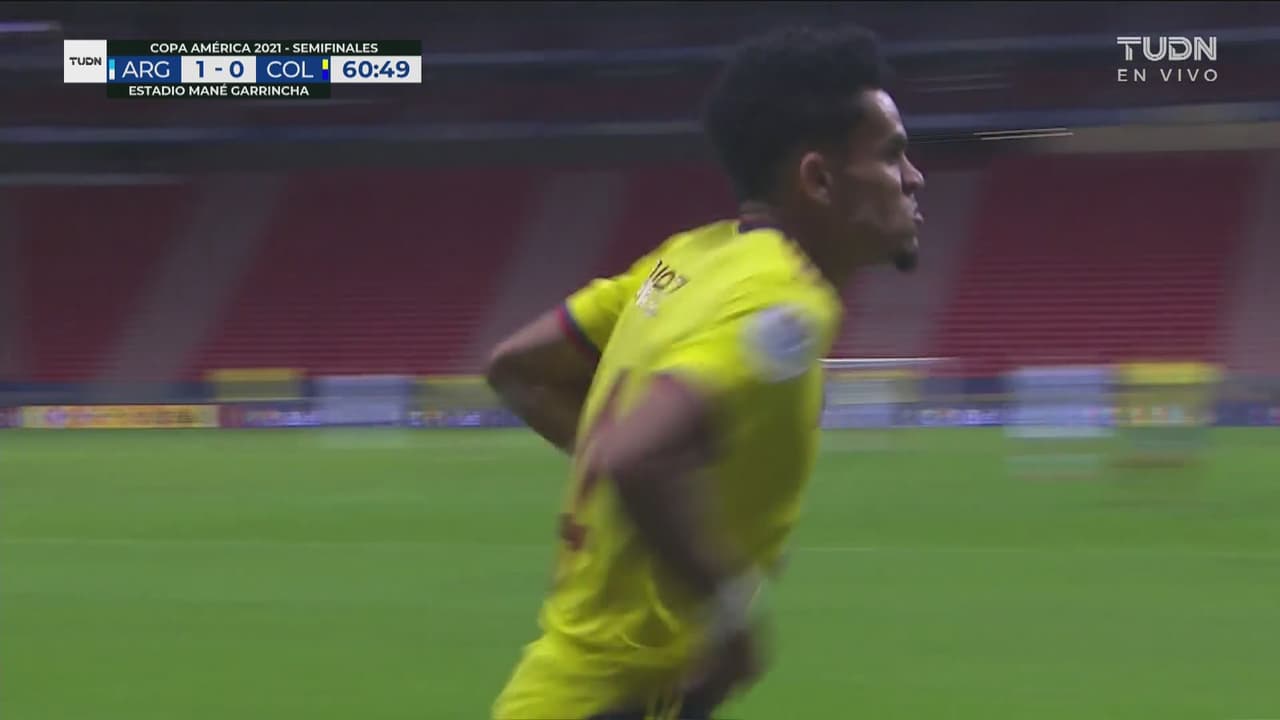 ¡Con puras ganas! Lucho Díaz la pica cayéndose para empatar 1-1